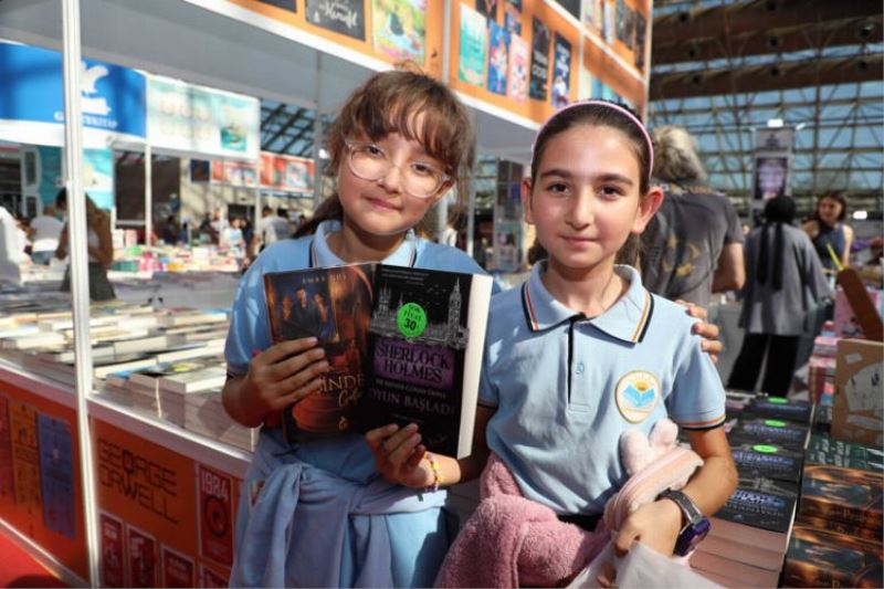 Antalya’da kitap coşkusu sürüyor