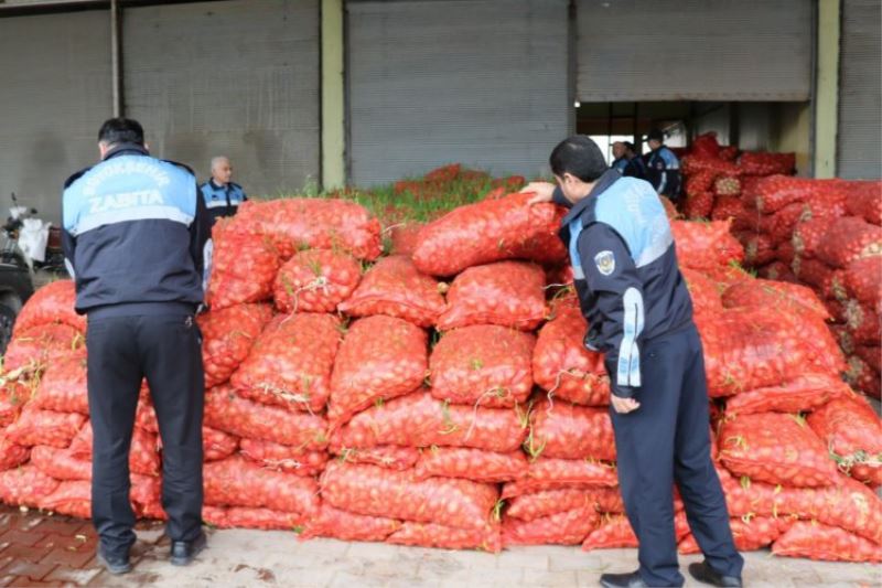 Zabıtadan sıkı denetim! Çürümüş 22 ton soğan imha edildi