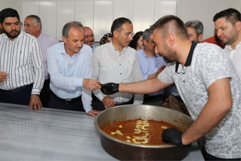 Çiğköftenin tadına ilk kez baktılar