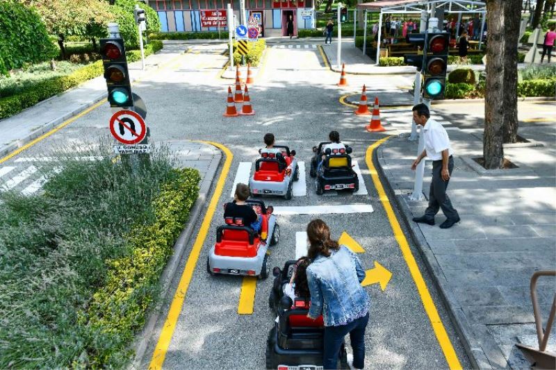 Minikler trafik kurallarını uygulamalı öğreniyor