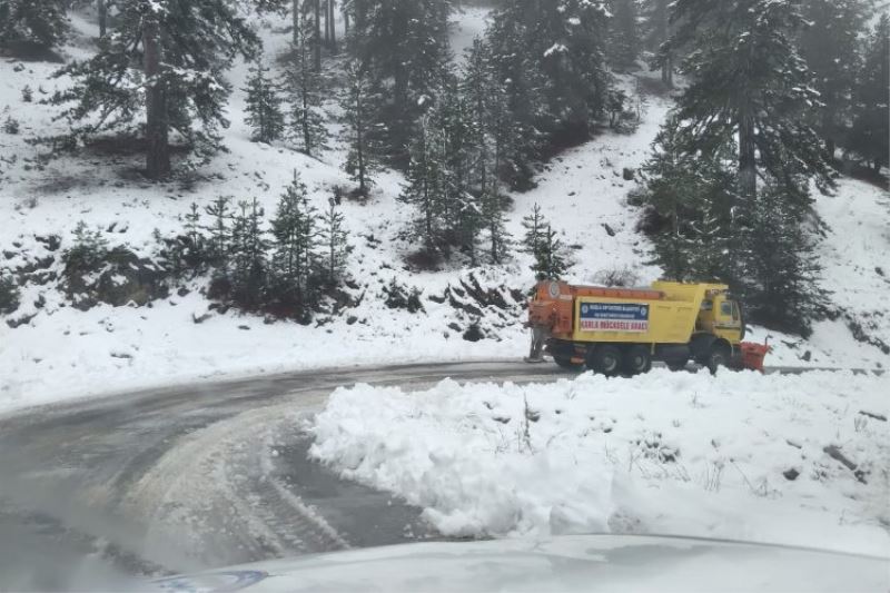 Seydikemer’de karla kaplanan yollar açıldı