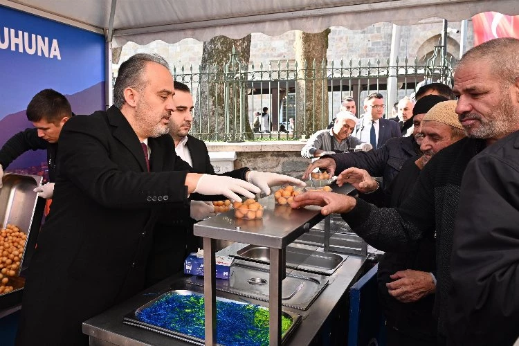 Bursa’da şehitlerin anısına lokma dağıtıldı