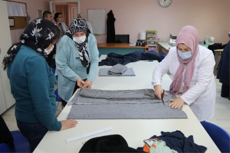 Gölcüklü anneler depremzedeler için üretiyor