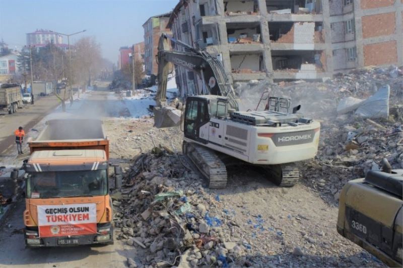 Samsun iş makinaları enkazları kaldırıyor