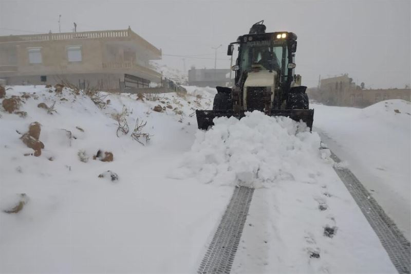 Mardin Yeşilli de kardan temizleniyor