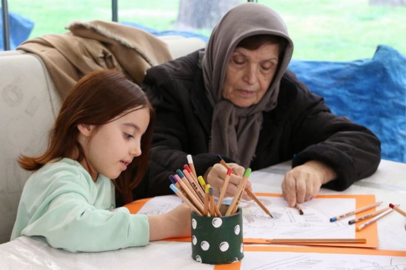 Çocuklar YADEM’de yaşlılarla resim yaptı