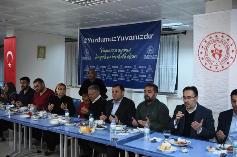 Büyükkılıç ailesi iftarda depremzedeleri ağırladı