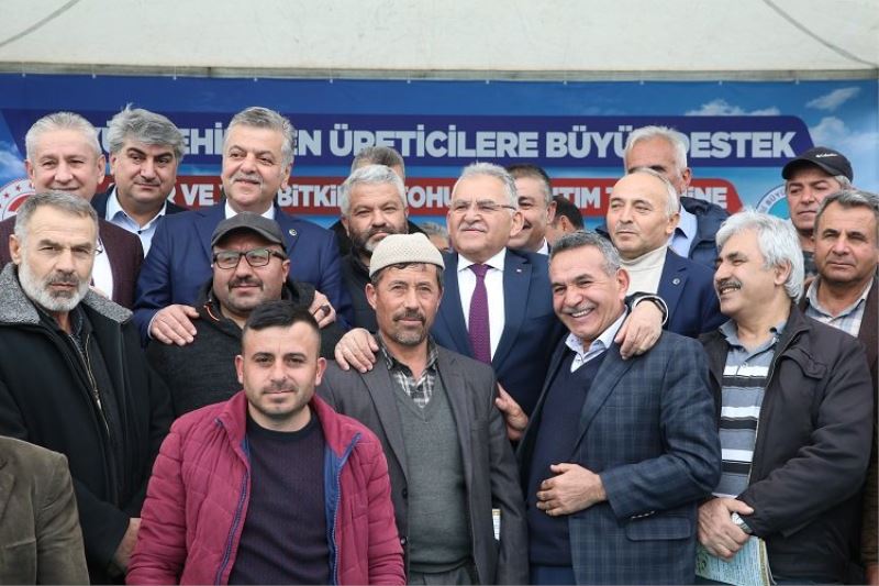 Memduh Büyükkılıç çiftçileri kutladı