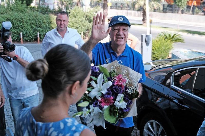 Başkan Engin çiçeklerle karşılandı
