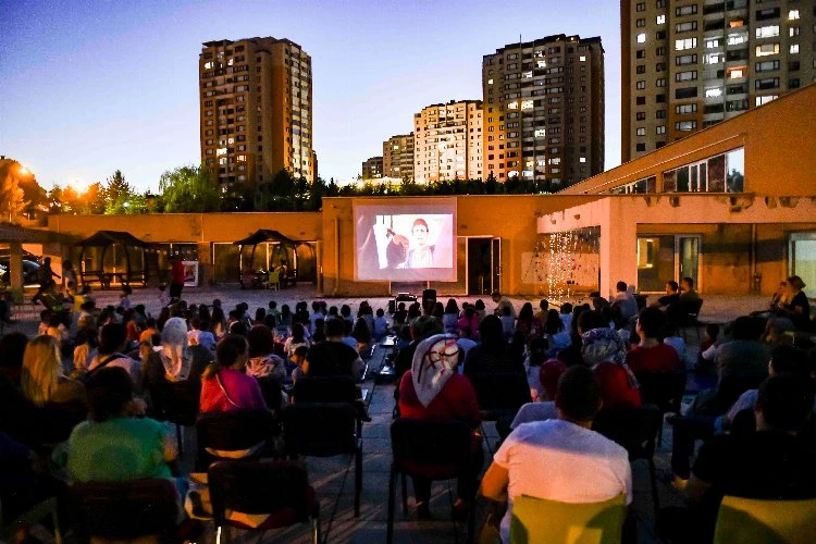 Sıcaktan bunalanlara açık hava sinema keyfi