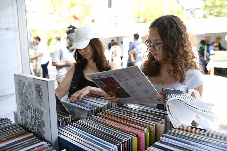 Kadıköy’de plaklar Barış Manço anısına dönüyor