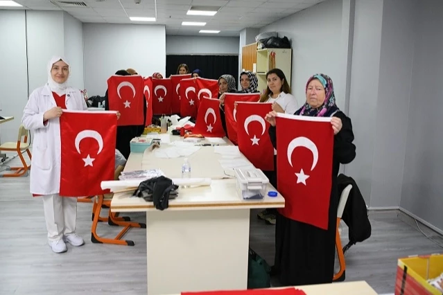 Çayırovalı kursiyerler bayrakları Cumhuriyet