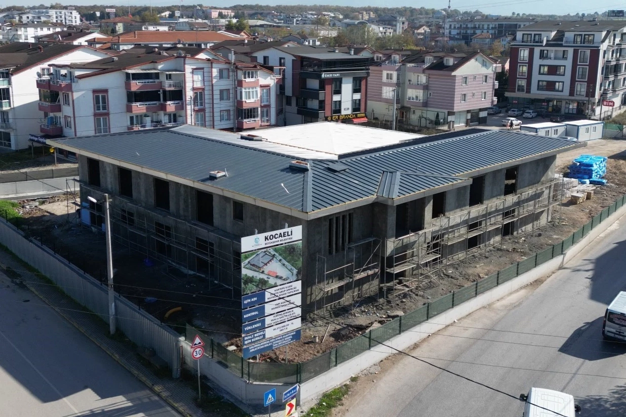 Kocaeli Kartepe itfaiye müfreze binasında çalışmalar yarıya gelindi