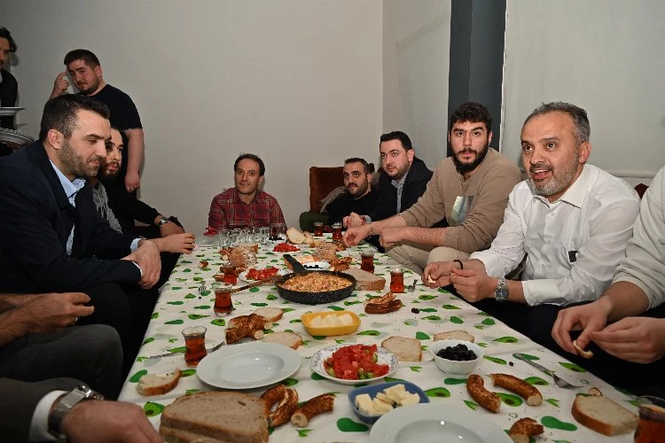 Başkan Aktaş gençlerle sahur yaptı