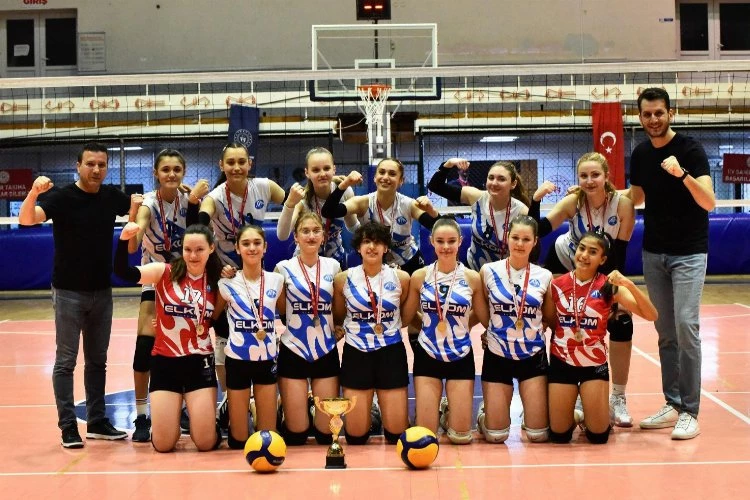 Ata Sporlu kızlar voleybolda Manisa