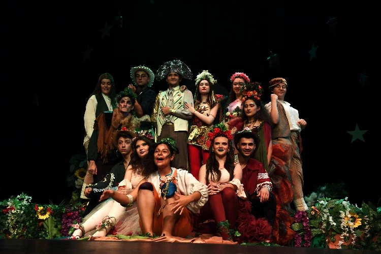 Osmangazi’nin genç tiyatrocularından Bir Yaz Gecesi Rüyası