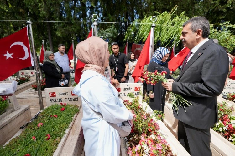 Bakan Tekin 15 Temmuz şehitleri için Karşıya Mezarlığı