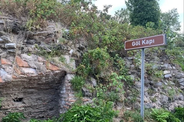 İznik Göl Kapı, bakımsızlıktan görünmez hale geldi