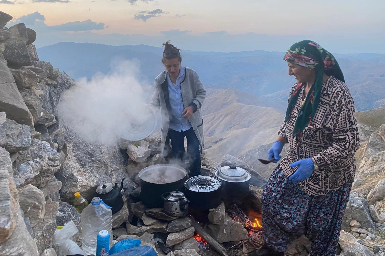 Sason’lu  Ermeniler Mereto zirvesinde mum yakıp dua etti