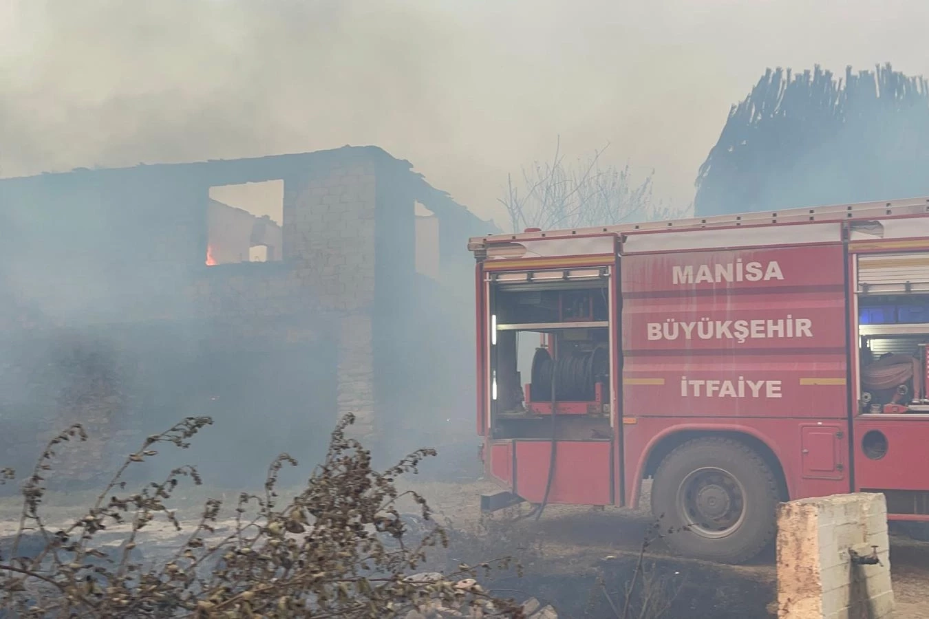 Gördes’te yangınla mücadele sürüyor