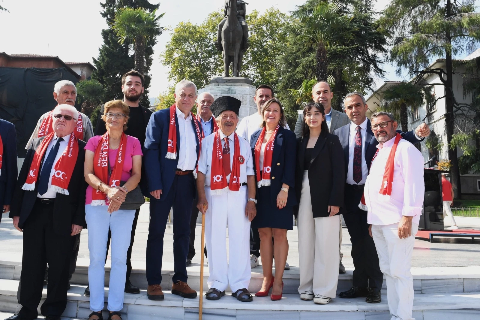 Atatürk’ün Cumhurbaşkanı olarak Bursa’ya gelişinin 100. yılı anısına çelenk sunumu yapıldı