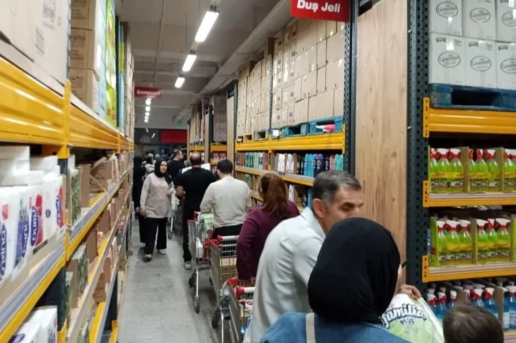 Bursa Nilüfer’de yeni açılan zincir market izdihama neden oldu