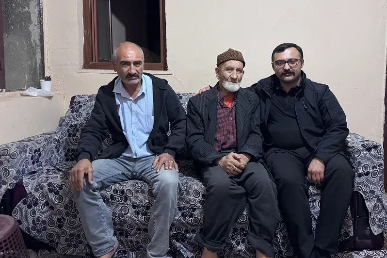 Aksu TV’deki duygu yüklü görüntülerin kahramanı Kerim Ali Amca’ya Şahbaz Derneği’nden ziyaret