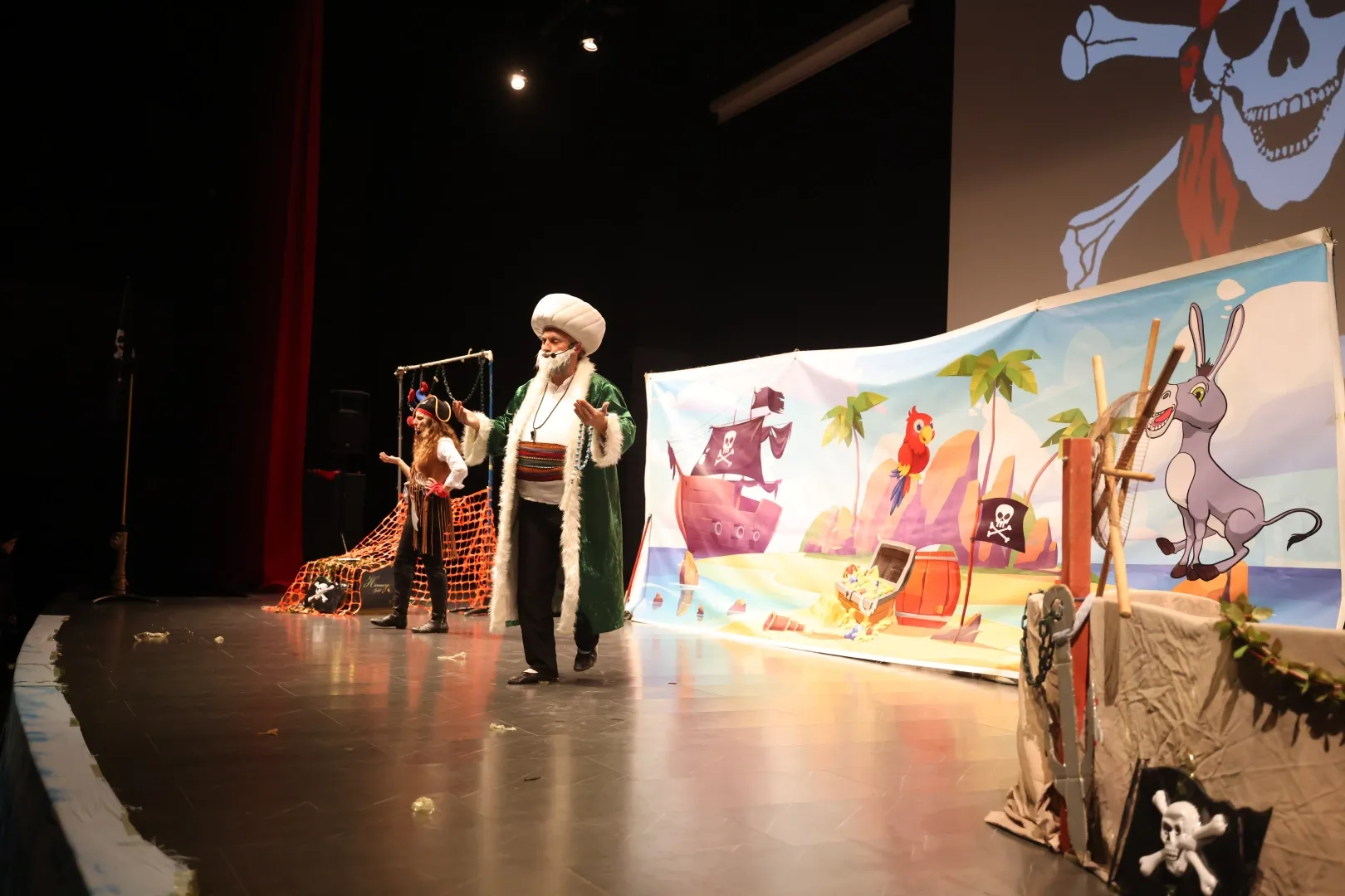 Kocaeli Çayırova’da çocuklar tiyatroyla ara tatilin keyfini çıkardı