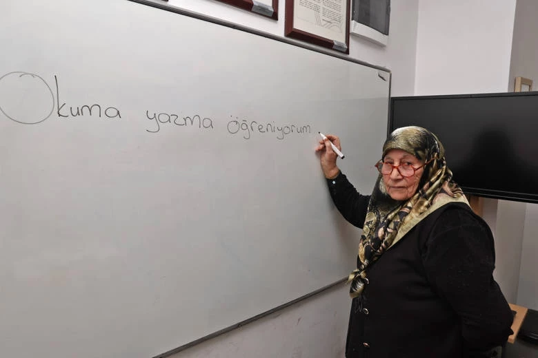 84 yaşındaki Ayşe Nine okuma yazmayı ATASEM