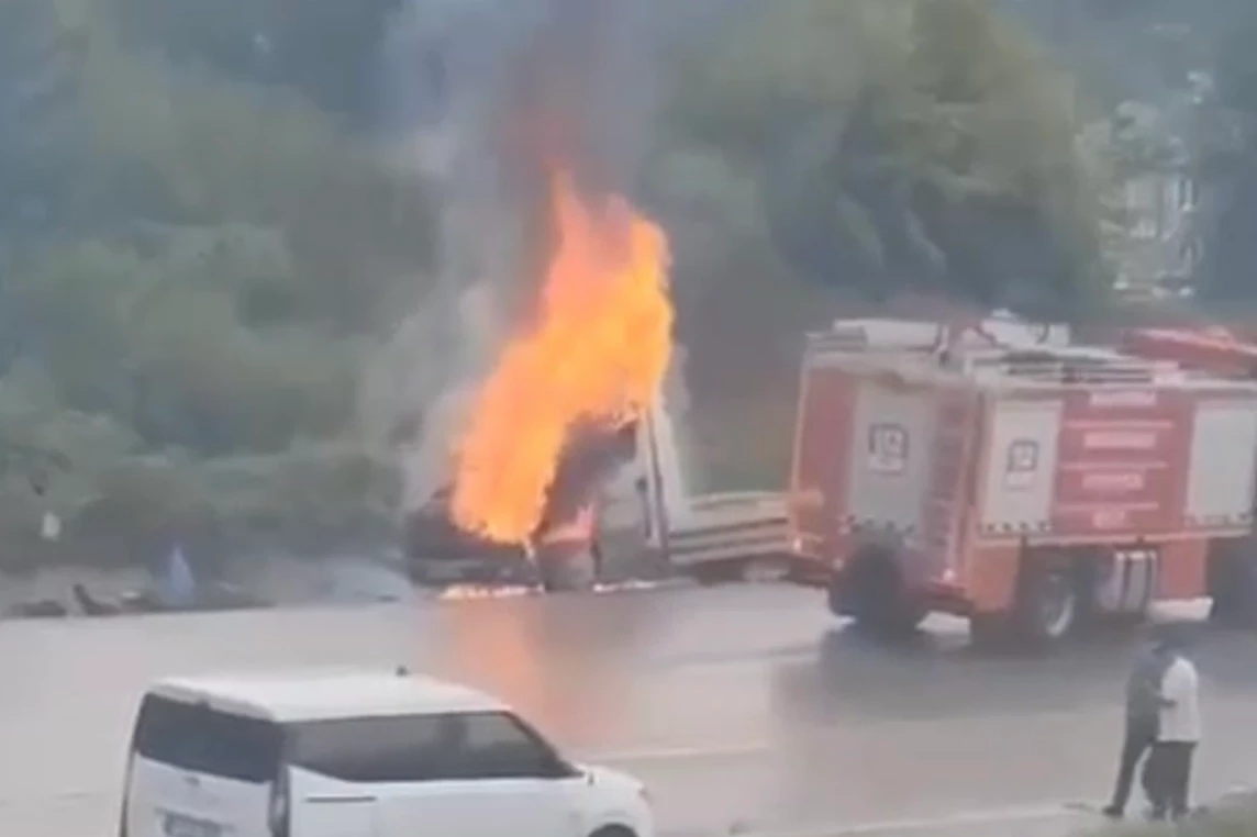 Düzce Akçakoca’da seyir halindeki çekici alev aldı!