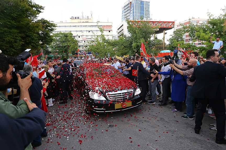 Yollarına güller serildi