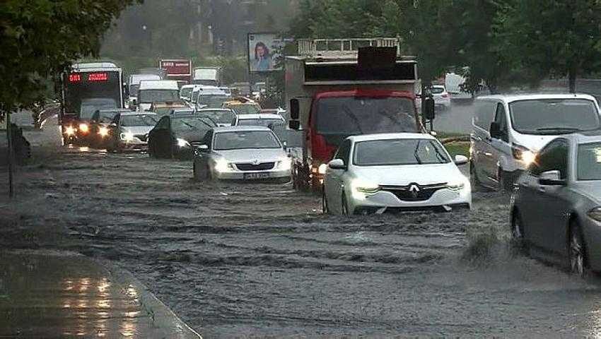 Yağmur hayatı felç etti: Vapurlar iptal, araçlar yolda kaldı