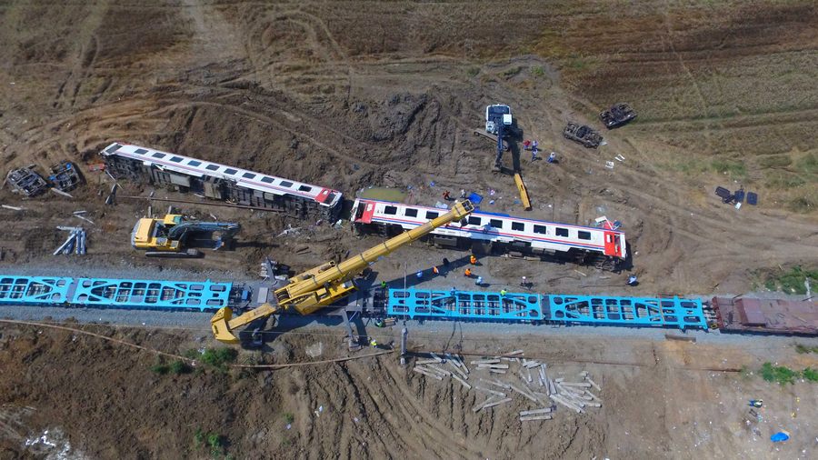 Tren kazasında devrilen vagonların kaldırılmasına başlandı