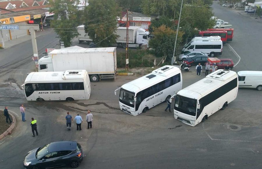 Yol çöktü, 3 minibüs yola saplandı