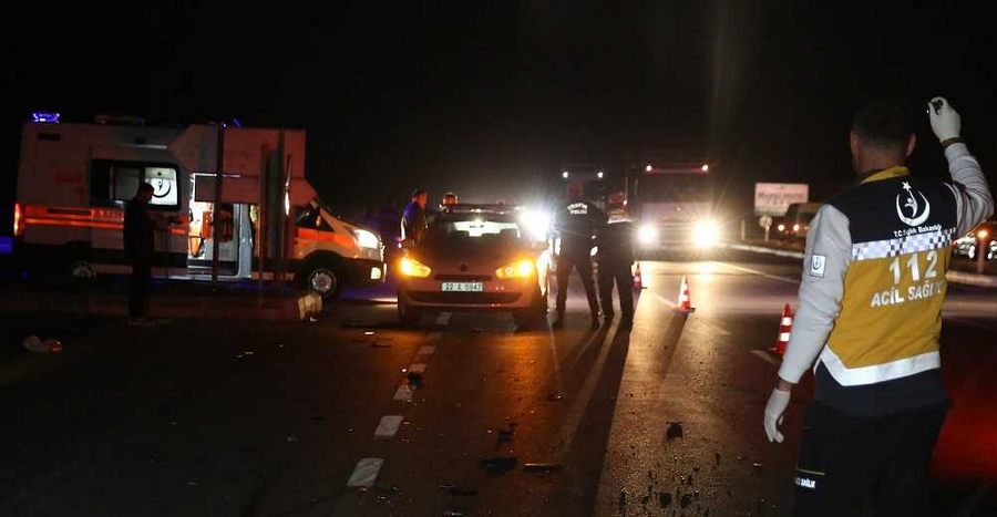 Minibüs yayalara çarptı: 2 ölü