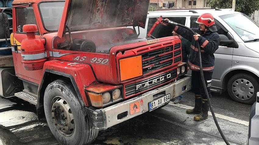 Panik anları! Tüp yüklü kamyonda yangın çıktı