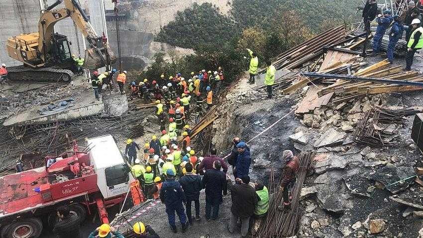 Otoyol çalışmasında beton blok düştü