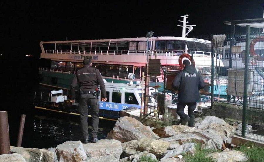 Filika battı, 4 kişiyi yolcu gemisi kurtardı