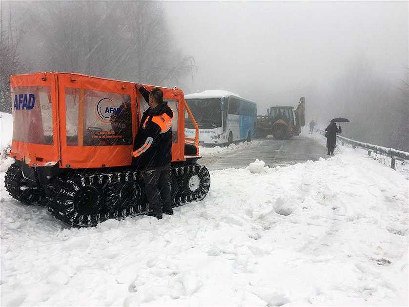 Karda mahsur kalan 2 otobüsteki 75 yolcu kurtarıldı