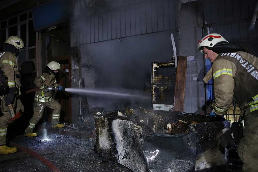 5 katlı binada yangın: 10 kişi mahsur kaldı