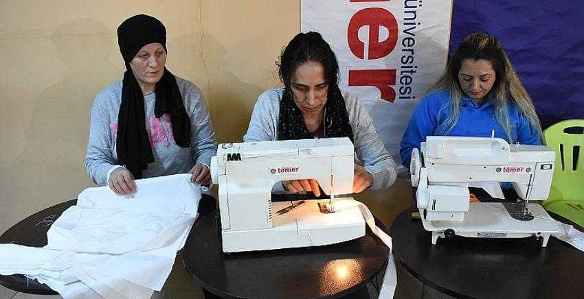 Çocukları İngilizce öğrenirken anneleri bez torba dikiyor