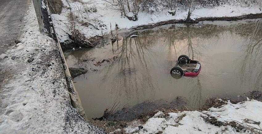 Otomobil dereye düştü: 8 ölü