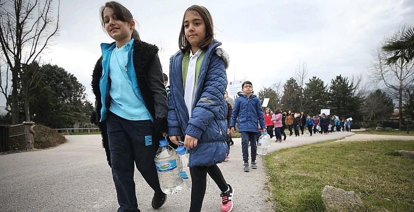 Farkındalık için bidon bidon su taşıdılar