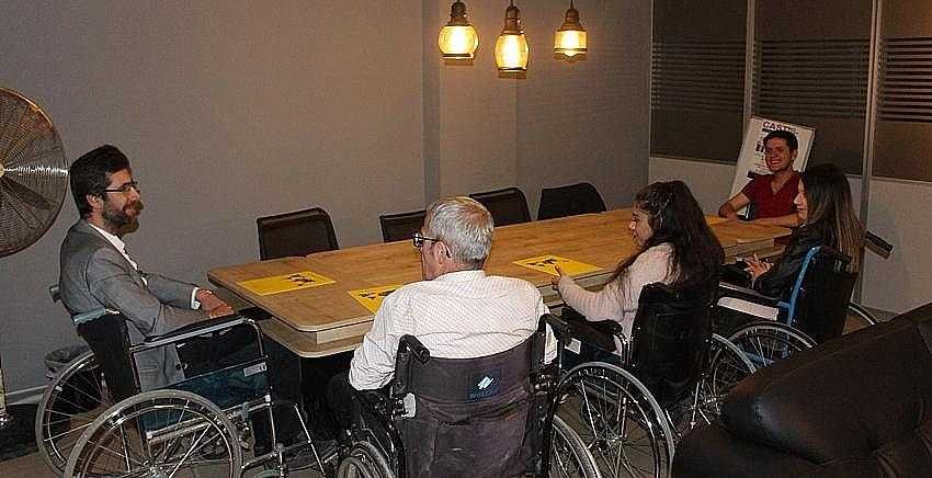 Empati için bir gün tekerlekli sandalyede çalıştılar