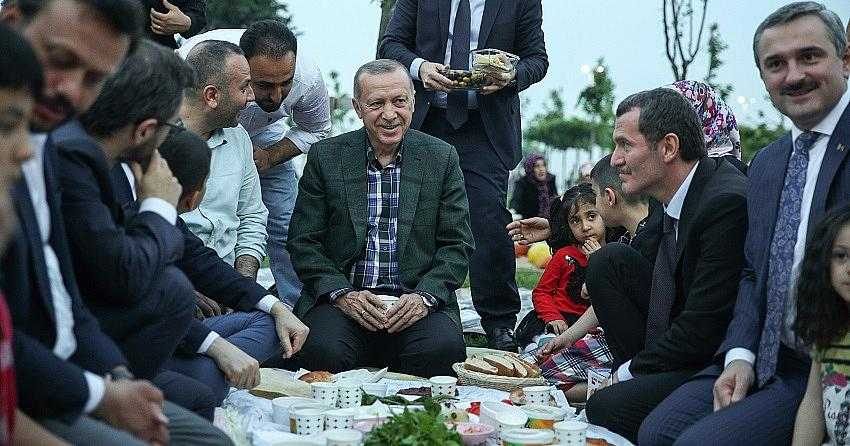 Cumhurbaşkanı Erdoğan vatandaşlarla iftar yaptı