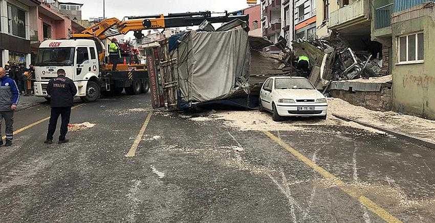  5 araca çarpan kamyon depoya girdi: 2 ölü