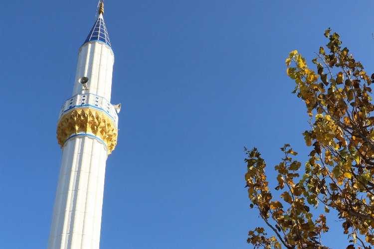 Manisada depremde hasar gören minare yenilendi