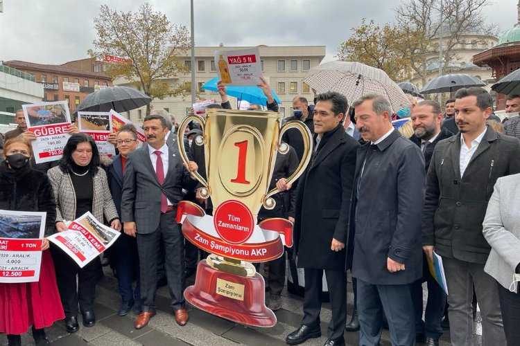 Bursada İYİ Partililer AK Partiye kupa verdi!