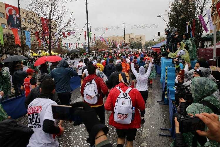 Gazi Yarı Maratonunda onbinler koştu