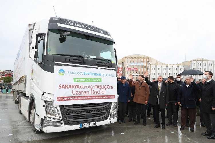 Sakarya Büyükşehir Ağrıya yardım tırı gönderdi 